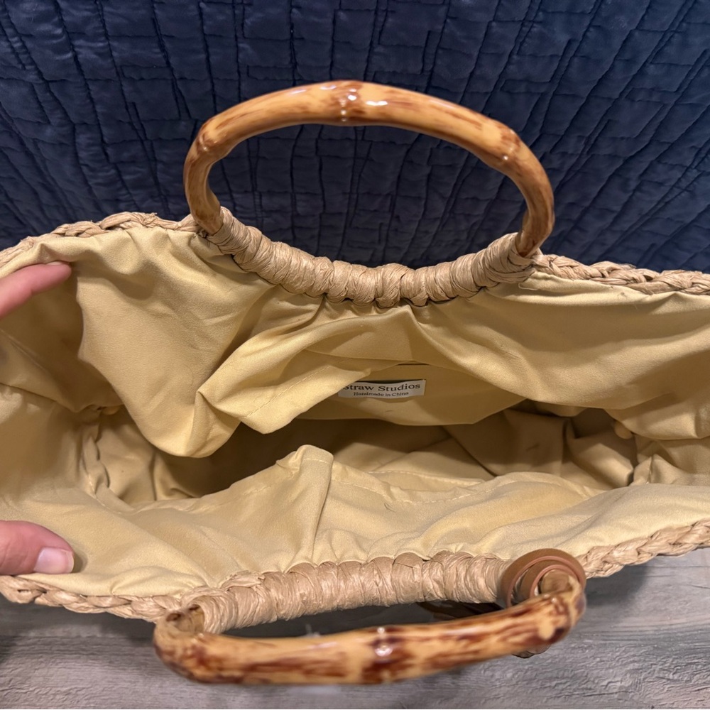 Elegant Tan Woven Tote Bag - Picture 4 of 5